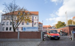 Ein Rettungswagen fährt am 24.10.2013 während der Evakuierung des Universitätsfrauenklinikums in Magdeburg (Sachsen-Anhalt) vom Klinikumsgelände. Eine amerikanische 5-Zentner-Fliegerbombe wurde am Vortag in der Innenstadt am Damaschkeplatz entdeckt. Foto: Lukas Schulze/dpa