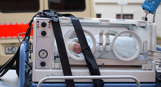 Ein wenige Wochen altes Baby wird am 24.10.2013 während der Evakuierung des Universitätsfrauenklinikums in Magdeburg (Sachsen-Anhalt) in einem Brutkasten transportiert. Eine amerikanische 5-Zentner-Fliegerbombe wurde am Vortag in der Innenstadt am Damaschkeplatz entdeckt. Foto: Lukas Schulze/dpa